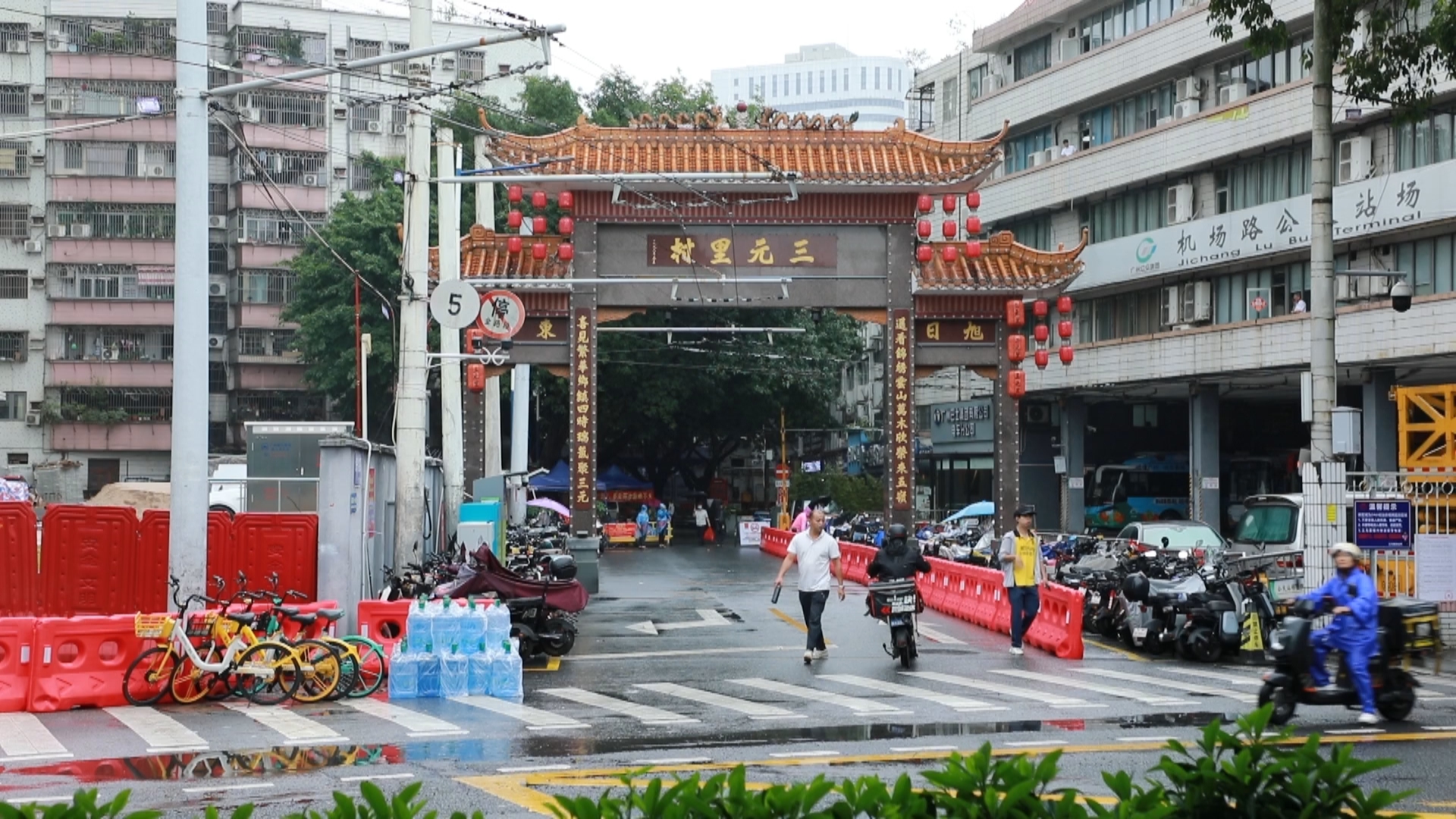 【聚焦电动自行车】巷口设栏杆 村外划车位 记者回访广州三元里"禁停"