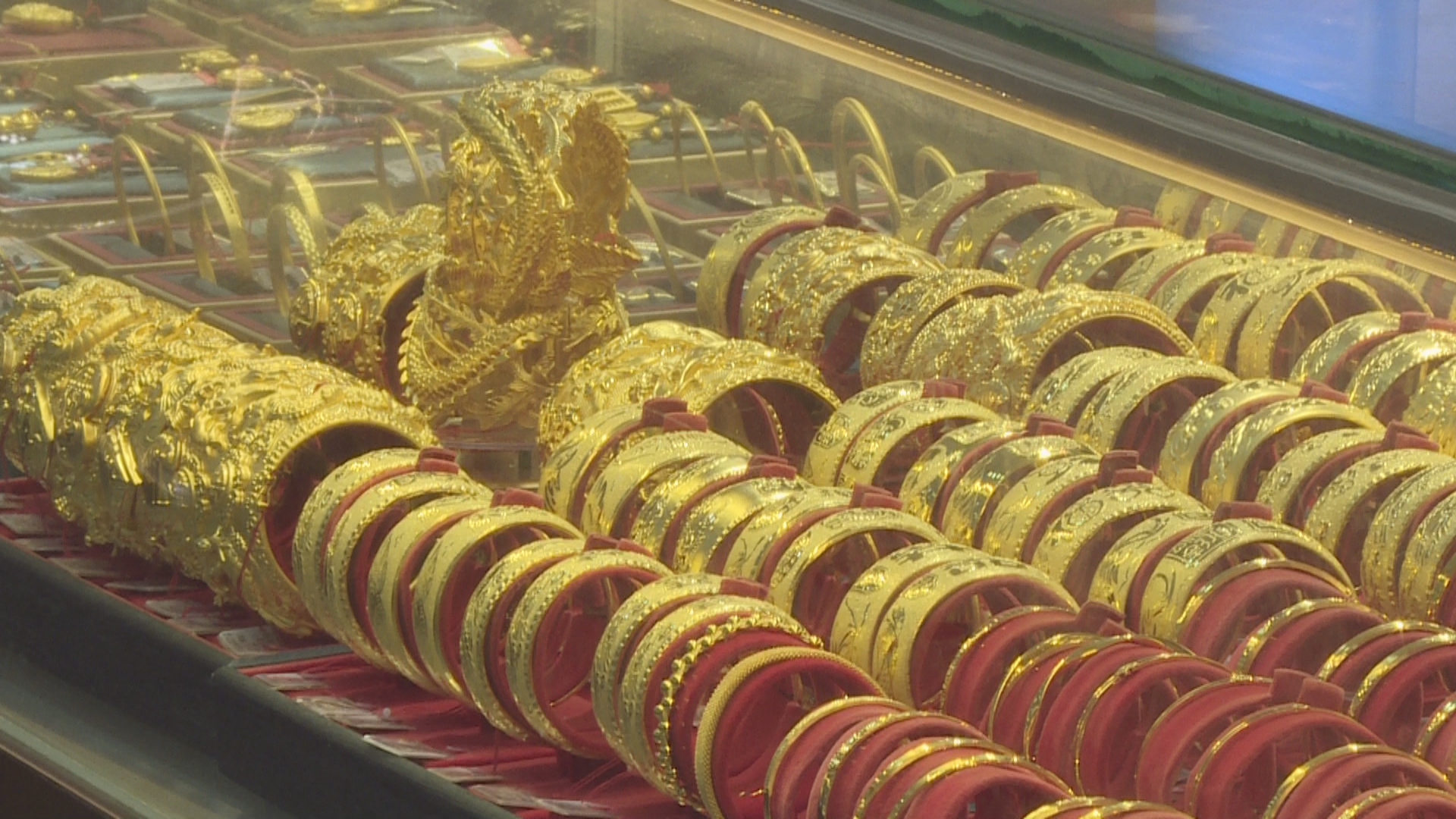 金饰价格逼近700元克多家银行上调积存金门槛